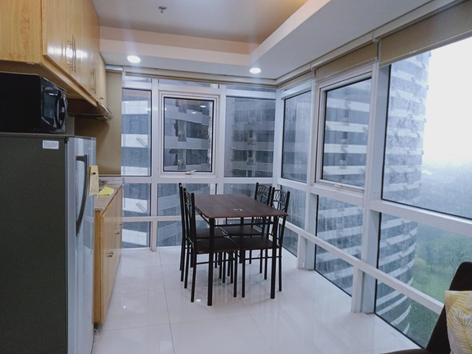 2 Bedrooms Units Forbes Area 5Th Avenue Bgc Center Manila Exterior foto
