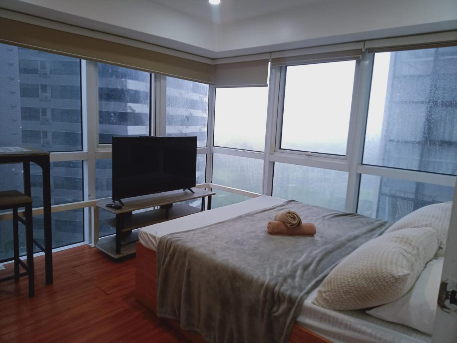 2 Bedrooms Units Forbes Area 5Th Avenue Bgc Center Manila Exterior foto