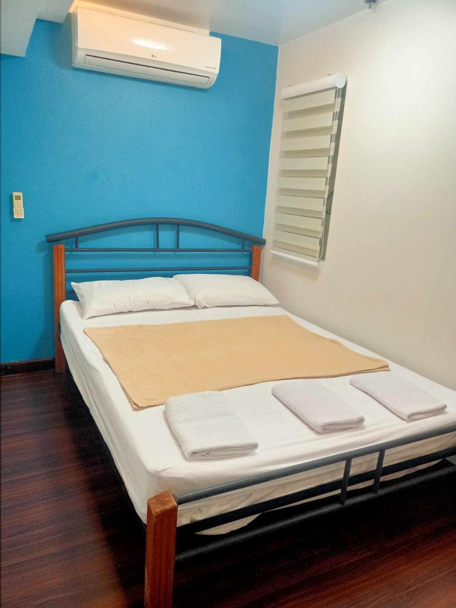 2 Bedrooms Units Forbes Area 5Th Avenue Bgc Center Manila Exterior foto