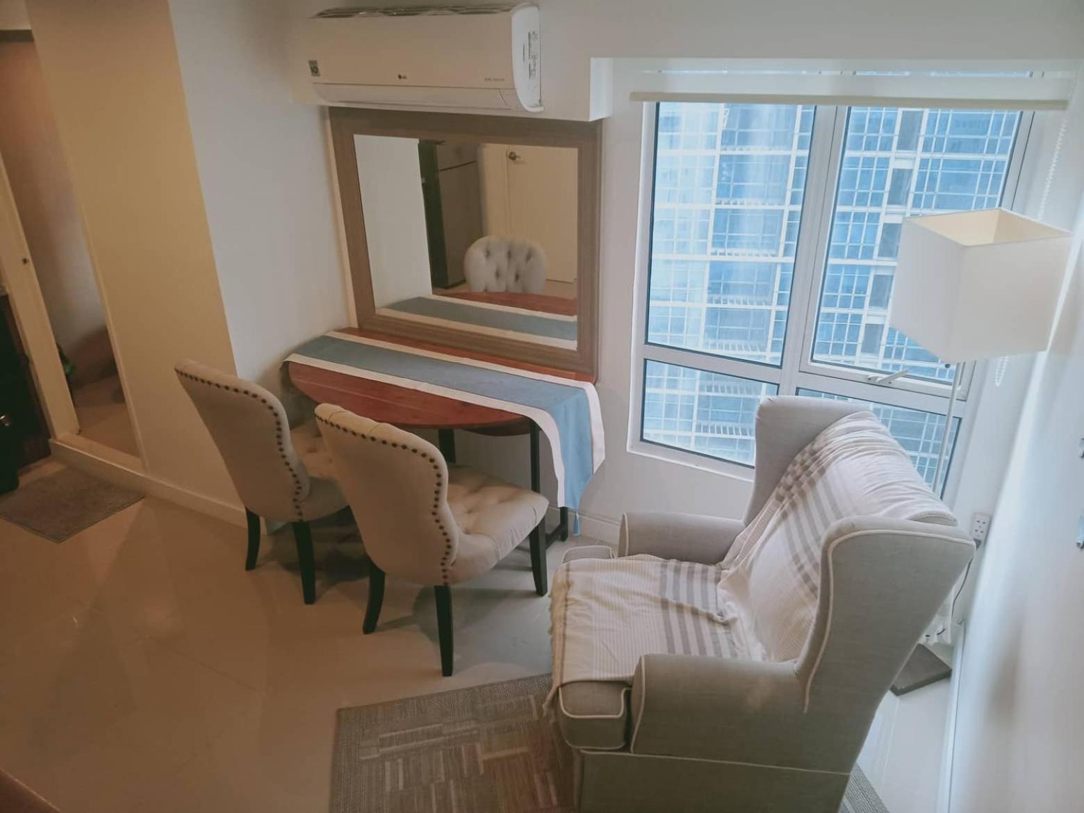 2 Bedrooms Units Forbes Area 5Th Avenue Bgc Center Manila Exterior foto